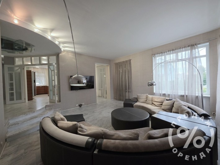 Стильний будинок у центрі з більярдною та камінною кімнатою - фото 1