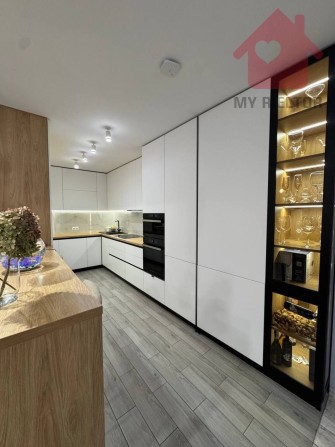 Сучасний будинок з сонячними панелями та гаражем у новому районі. - фото 1