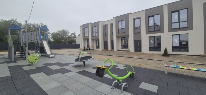 Таунхаус в престижному районі! Паркомісце,  дитячий майданчик, тераса! - фото 1