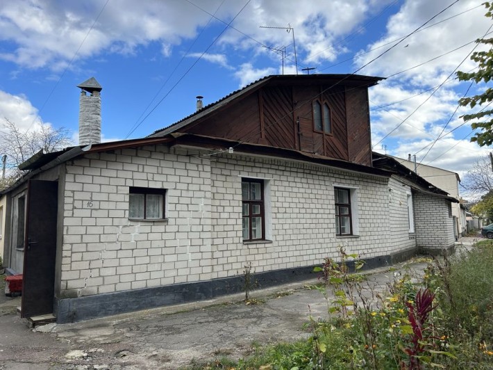 Центр, фасадна частина будинку по вулиці Юрка Тютюнника (Войкова) - фото 1