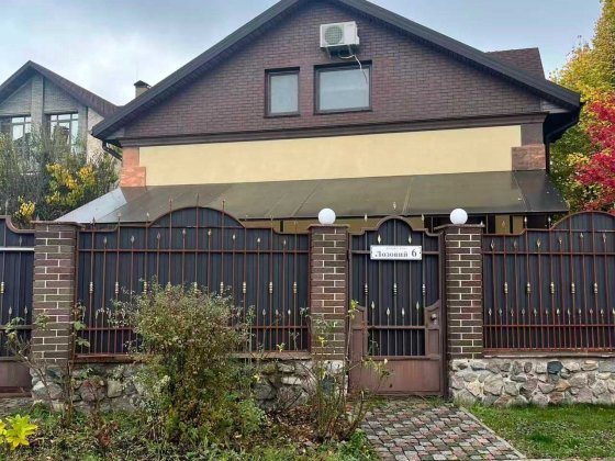 Сучасний двоповерховий будинок у котеджному містечку біля Дніпра Киев