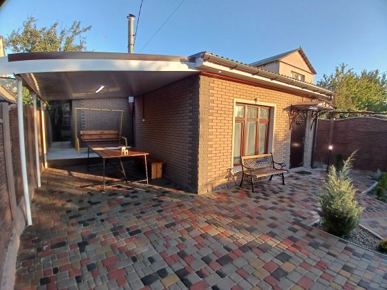 Продам уютный новый теплый дом с беседкой. Запорожье