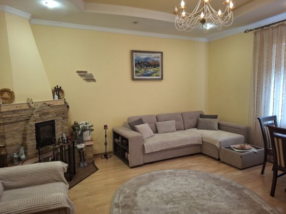 Продам добротний напівособняк в центрі міста Ужгород