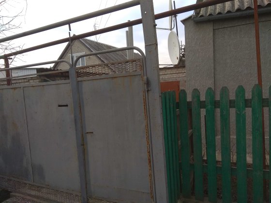 Продам пол участка , отдельно стоящий дом 47 кв. Отдельный вход. Запорожье