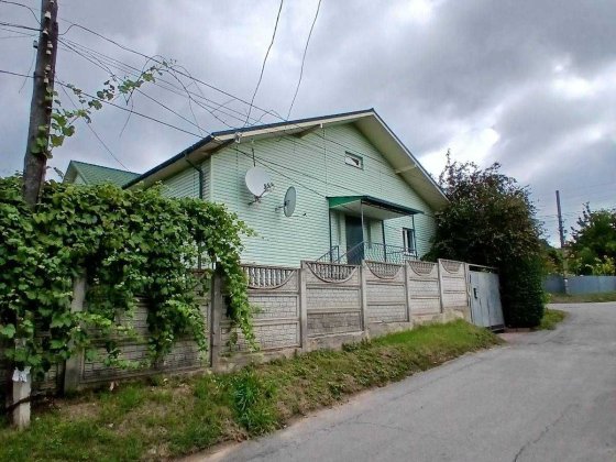 Просторий будинок з гаражем та ділянкою 7 с. в районі  П"ятничан Винница