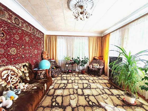 Продам дом с жилой летней кухней и гаражом.