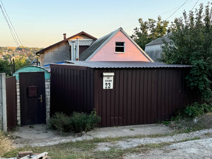 Продам домовладение верх Артема с парковкой для авто и участком - фото 1