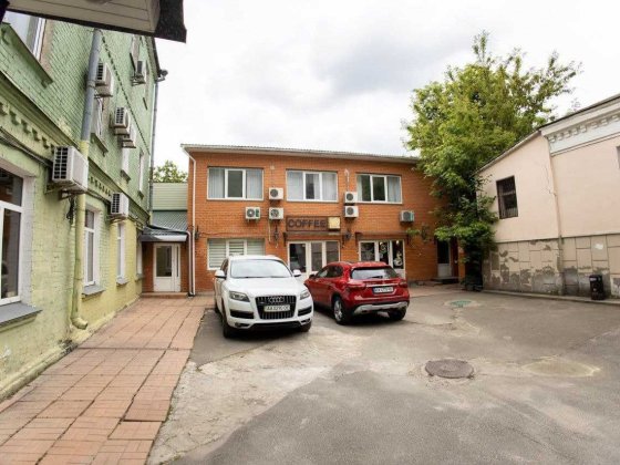 Продаж 3 будинка поділ діловий центр реконструкція готель клініка офіс Киев