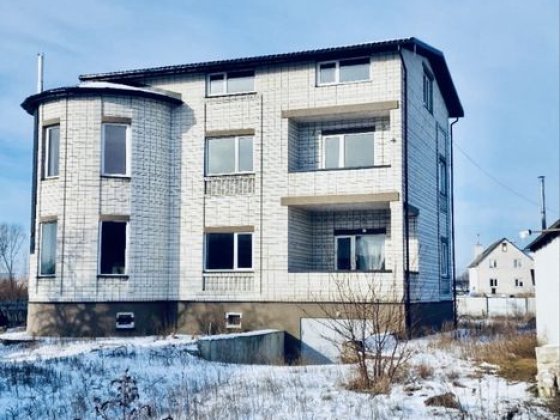 Продається будинок в мальовничому місці. Є власне бомбосховище. Киев