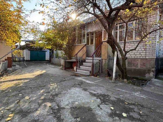 Продам частину будинку (76кв.м)/ вул. П. Полуботка/земля приватизована