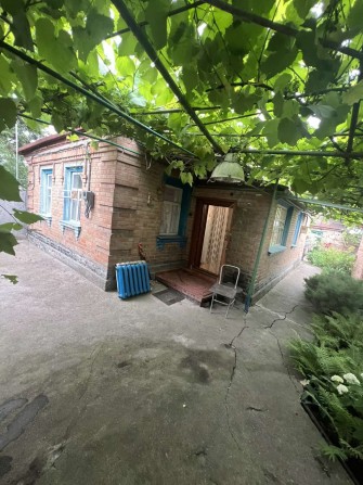 Продам окремий будинок у спільному дворі на Новомиколаївкі. - фото 1