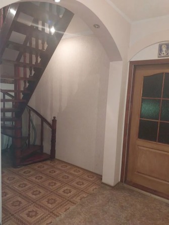 Продам добротний двоповерховий будинок в центрі! - фото 1