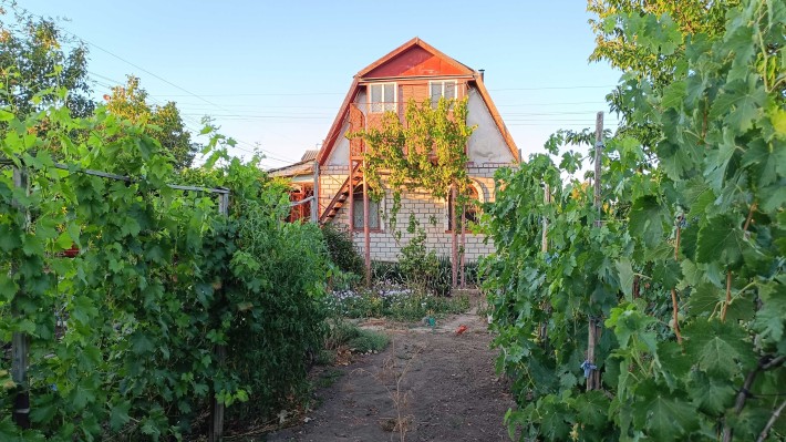 Продається дача із ділянкою 8 соток і двохповерховим будинком - фото 1