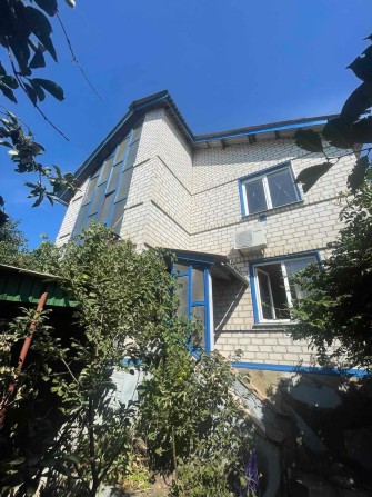 Продаю двухэтажный дом с  садом, баней и бассейном — район ЮТЗ - фото 1