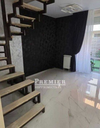Таунхаус с ремонтом, 3 этажа, 100 м², 3 спальни, кухня-студия - фото 1