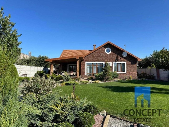 Продам капитальный дом с Новоалександровка Ремонт Три спальни Терраса - фото 1