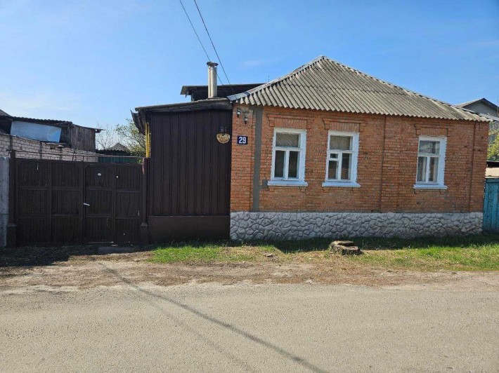 Продам 1/2 (часть) дома (деревянный дом, обложенный кирпичом) - фото 1