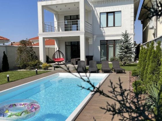 Стильный современный дом в Совиньоне Одесса