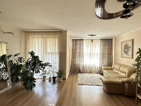 Дом в городе.  ул. Леонтовича. парк Шевченко