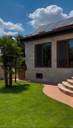 Елітний цегляний будинок • Травертин, гараж, автономія, сонячні панелі - фото 1