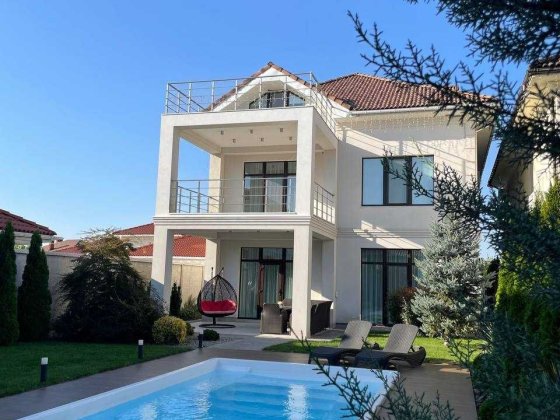 Стильный дом в Совиньоне! Бассейн, спортзал, террасы. Одесса