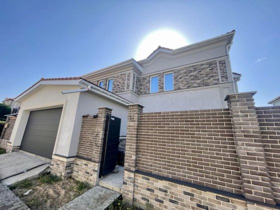 Совиньон.Дом из красного кирпича с бассейном Одесса