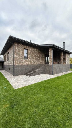 Будинок 128 м² з підвалом і терасою — готовий під чистове. Газ! Гараж - фото 1