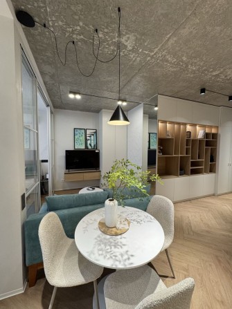 Продам 1-но кімнатну квартиру з дизайнерським ремонтом! - фото 1