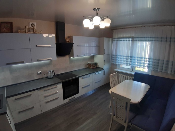 Простора та затишна 3-кімнатна квартира вул. Милославська 4 - фото 1