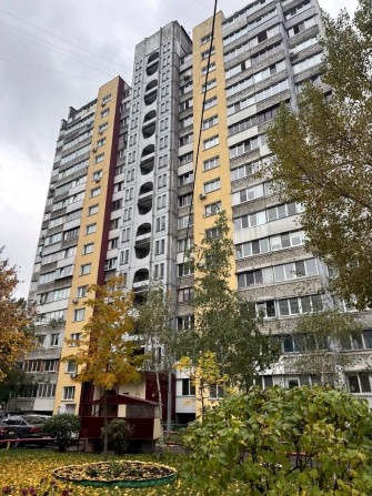 Простора 2-кімнатна квартра просп. Червоної Калини 22 - фото 1