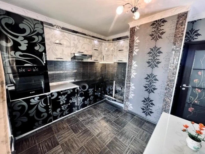 Простора та затишна 2-кімнатна квартира 77м² вул. Єлезавети Чавдар 4 - фото 1