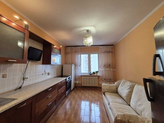 Продаж видової 3 кімнатної квартири, вул. Милославська 4 Київ