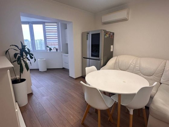 Трикімнатна . Повністю укомплектована.Драгоманова вул., 12-А. Київ