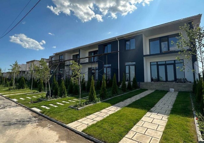 Таунхаус на вул. Умова | зручне планування і власне паркомісце - фото 1