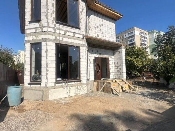 Будинок поруч з Малиновським ринком