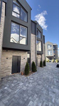 Таунхаус 107 м² під чистову обробку із паркомісцем та ділянкою. Газ!!! - фото 1