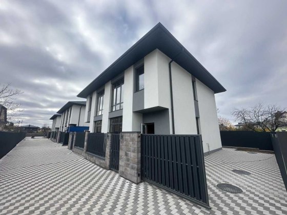 Сучасний будинок у зручній локації всього 300 метрів до межі Києва Петропавловская Борщаговка