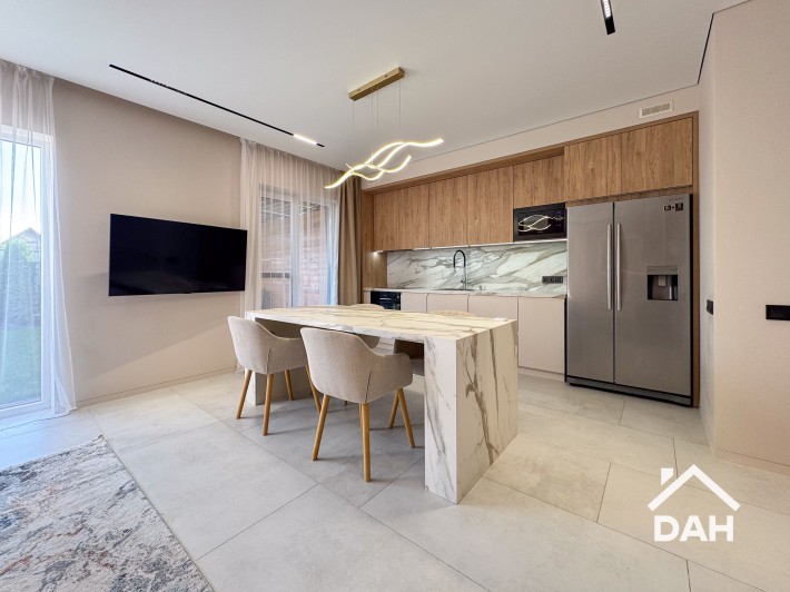 Дуплекс з ремонтом, терасою, тепловим насосом, сонячними панелями - фото 1