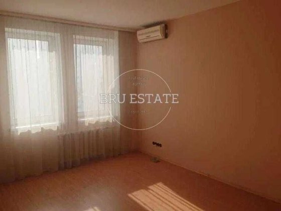 Продам простору 2к кв на вул Драгоманова 6А Позняки біля озера Київ