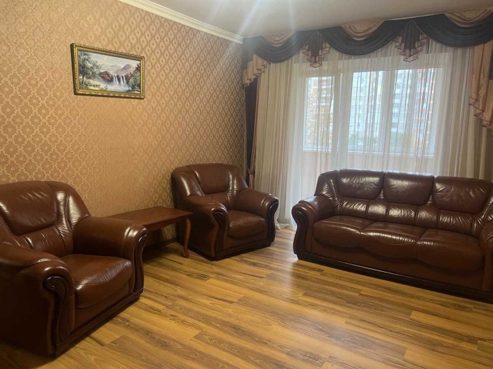 Простора 3-кімнатна квартира з якісним ремонтом вул. Сержа Лифаря 8-А - фото 1