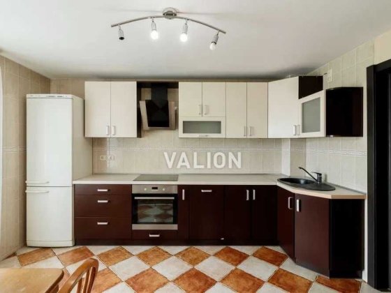 Продаж 1 кім квартири  з ремонтом вул.Братиславська метро Чернігівська Киев