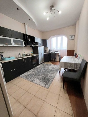 Простора 3-кімнатна квартира в сучасному будинку Срібнокільська, 14а - фото 1