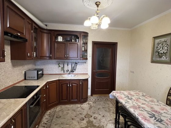 Продаж просторої 3-кімнатної квартири, Лариси Руденко 21а Київ