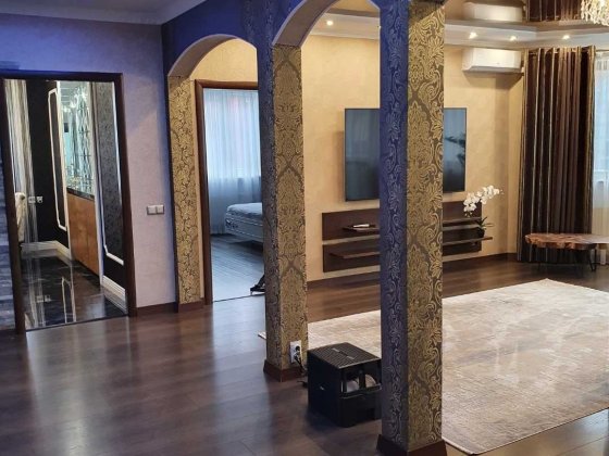 Продам на 3 поверсі 4-х кімнатну Мишуги 12, 126м.кв Київ