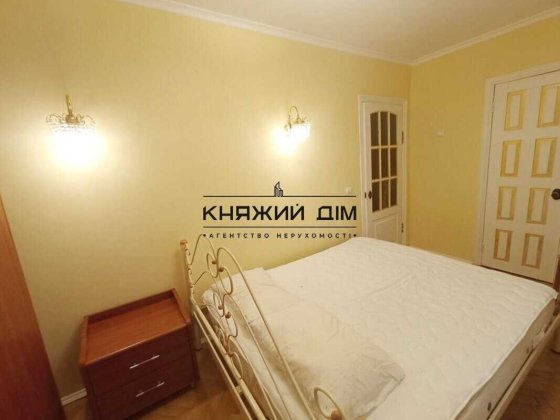 Продам 2-х. кому. в центрі  метро Палац України. Код: 21140883 Киев