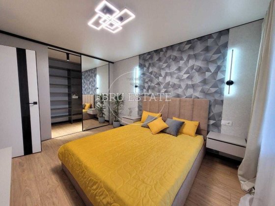 Продам 2к кв з абсолютно новим ремонтом біля метро Дарниця Киев