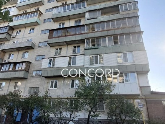 Метро Оболонь, Мінська. Героїв полку "Азов" вул., 3 (Малиновського) Киев