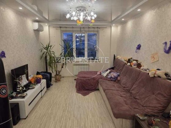 Продам простору 3к на вул Червоної Калини 93б Троєщина Деснянський Киев