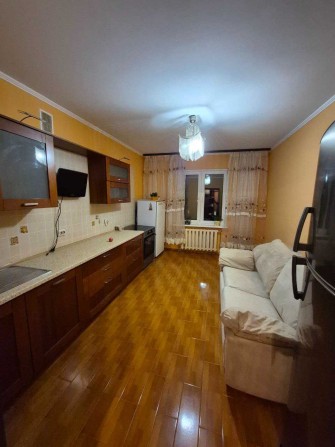 Простора 3-кімнатна квартира 90 м² вул. Милославська 4 - фото 1