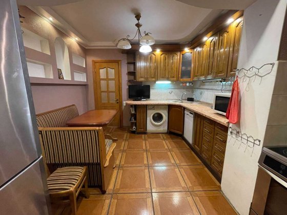 Простора 3-к квартира поруч з метро Героїв Дніпра Київ